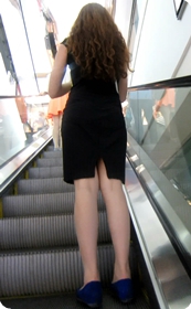 喜欢咬瓶盖的黑色连衣裙少妇