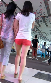 这小屁股妞的,回头率200%呀,有没有