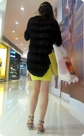 黄色超短裙美女少妇,高跟鞋一闪一闪的