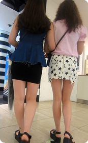 星星超短裙美女,后庭部位特别短一点这是故意的吗