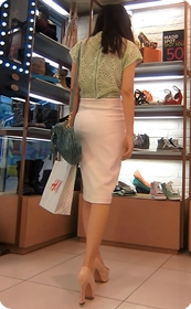 另类裙子呀,前面露的多一点后面露的少一点