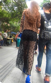 丝质裙若隐若现加上这大长腿真性感