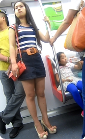 短裙高跟美女乘坐地铁自摆POSE