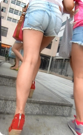 街拍小热裤美女屁股很翘呀,鼓鼓的感觉