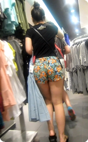 白色超短裙有点嘻哈味道的小姑娘,屁股很翘呀有没有