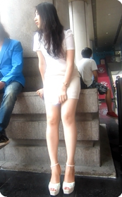 白色连衣裙裹身美女,有没有给你遐想的空间