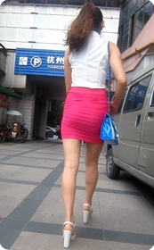 大红色超短裙裹臀美女,走起路来屁股扭的厉害呀
