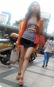 街拍大胸部美女,感觉很酥软的样子