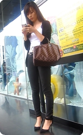 街拍牛仔裹臀高跟美女在玩手机