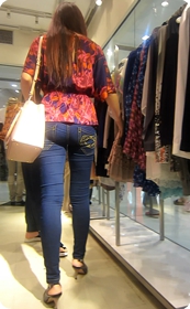 街拍紧身裹臀牛仔高跟美女