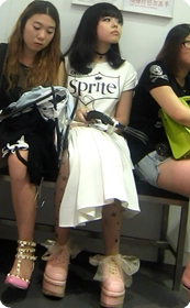 街拍个性丝袜美女,相貌也很赞