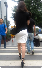 街拍白色长裙少妇,屁股很翘呢