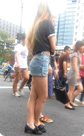 街拍丰满小热裤高跟美女,屁股上的肉都快露出来了