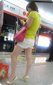 好干净的高跟美女呀,小热裤很性感呀