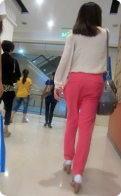 街拍装束很清雅的美眉,是不是你喜欢的味