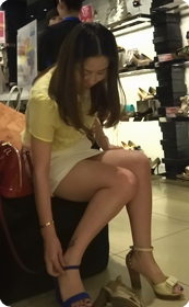 透视装哟,直接可以看到黑内衣了