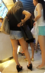 小热裤短的屁股上的肉都看到了