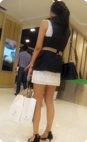 镂空的超短裙可以看到里面的肉