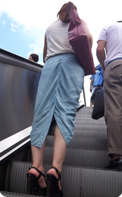 街拍美眉跟干爹一起逛商场,身材很不错哟