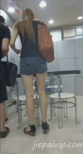 商场包臀热裤少妇