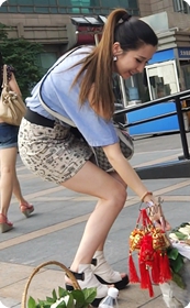 街拍美眉马尾辫很漂亮,马尾辫甩起来的感觉有没有让你找回初恋的