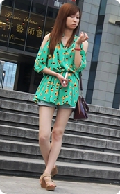 街拍长相非常甜美的长发美女在街边等你哟