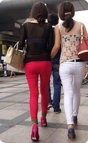 街拍美女紧身牛仔裤,身材尽显无疑