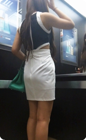 街拍美眉衣服腰上肉就是要露出来给你看