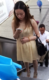 长发飘飘的连衣裙美女