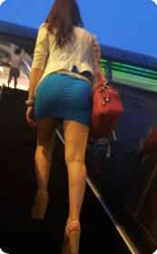 在等电梯的少妇,屁股还挺大的