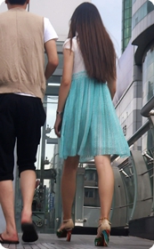 街拍长发飘飘的美眉,很素的裙子也蛮有味道的