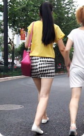 街拍两个少妇在玩自拍玩的不亦乐乎