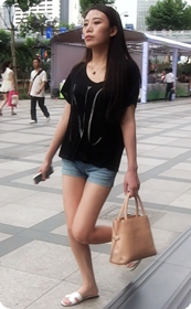 小热裤穿的这么紧骆驼脚趾都看到了