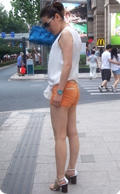 街拍非常养眼的小热裤包臀少妇
