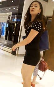 美女少妇屁股是真的大,裙子短的都可以直接看到屁股了