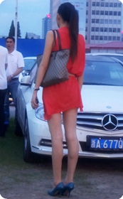 很高挑的连衣裙高跟美女