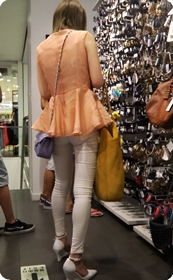 街拍美女身着白色紧身牛仔裤身体的轮廓全部展现出来了