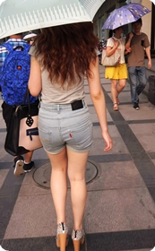 大屁股美眉,走起路来屁股真性感