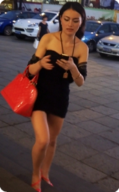 袒胸露怀的黑丝紧身连衣裙美女