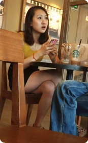 超短裙美眉坐在咖啡店里喝咖啡,很漂亮哟