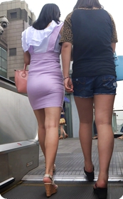 街拍粉红色超短裙大屁股美眉