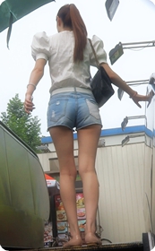街拍还蛮有气质的美眉,牛仔超短小热裤