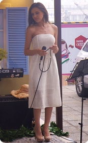 路边唱歌的外国美眉,总感觉她在舔那个话筒