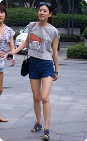 街拍笑起来很甜的小热裤包臀美眉