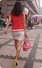 街拍连衣裙少妇,进商场买化妆品