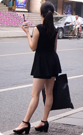 站在路边吃冰淇淋的少妇,想象一下自己是冰淇淋