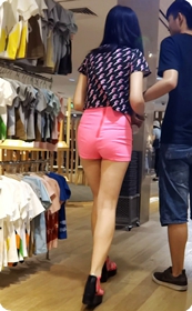 街拍漂亮美眉的包臀小热裤非常性感