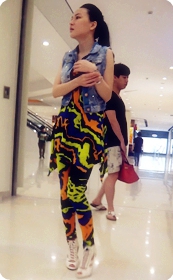 花裙子少妇,站在电梯上各种POSE