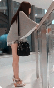 街拍着装很清雅的小姑娘在跟朋友讨论吃什么