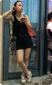 超短裙美眉在路边等人,pose不错哟